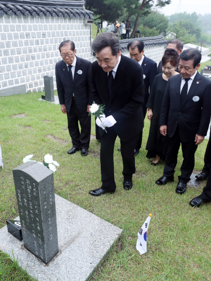 이낙연 국무총리가 18일 오전 광주 국립5.18민주묘지 행방불명자 묘에서 이창현군(당시 7세)의 묘에 헌화를 하고 있다. 2018. 05. 18 박윤슬 기자 seul@seoul.co.kr