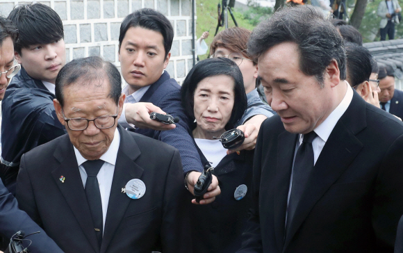 이낙연 국무총리가 18일 오전 광주 국립5.18민주묘지 행방불명자 묘에서 이창현군(당시 7세)의 묘 앞에서 이군의 아버지 이귀복씨와 이야기를 나누고 있다. 2018. 05. 18 박윤슬 기자 seul@seoul.co.kr