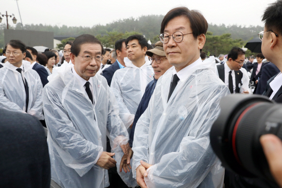 박원순 더불어민주당 서울시장 후보(왼쪽)와 이재명 경기도지사 후보가 18일 광주 국립 5.18민주묘지에서 열린 ‘제38주년 5.18 민주화 운동 기념식’에 참석 한 뒤 자리를 떠나고 있다. 2018. 05. 18 박윤슬 기자 seul@seoul.co.kr