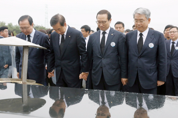 노회찬 정의당 원내대표(왼쪽부터)와, 김성태 자유한국당 원내대표, 홍영표 더불어민주당 원내대표, 김동철 바른미래당 원내대표가 18일 광주 국립 5.18민주묘지에서 열린 ‘제38주년 5.18 민주화 운동 기념식’에 참석해 묵념하고 있다. 2018. 05. 18 박윤슬 기자 seul@seoul.co.kr