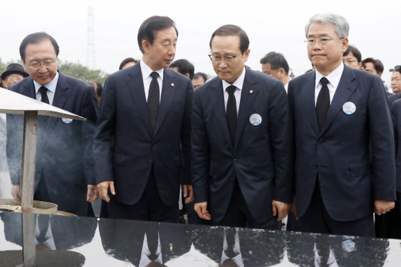 노회찬 정의당 원내대표(왼쪽부터)와, 김성태 자유한국당 원내대표, 홍영표 더불어민주당 원내대표, 김동철 바른미래당 원내대표가 18일 광주 국립 5.18민주묘지에서 열린 ‘제38주년 5.18 민주화 운동 기념식’에 참석해 묵념을 마친 뒤 자리를 떠나고 있다. 2018. 05. 18 박윤슬 기자 seul@seoul.co.kr