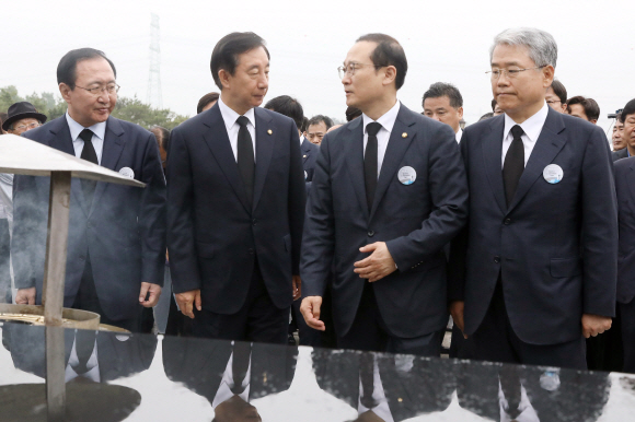 노회찬 정의당 원내대표(왼쪽부터)와, 김성태 자유한국당 원내대표, 홍영표 더불어민주당 원내대표, 김동철 바른미래당 원내대표가 18일 광주 국립 5.18민주묘지에서 열린 ‘제38주년 5.18 민주화 운동 기념식’에 참석해 묵념 마친 뒤 자리를 떠나고 있다. 2018. 05. 18 박윤슬 기자 seul@seoul.co.kr