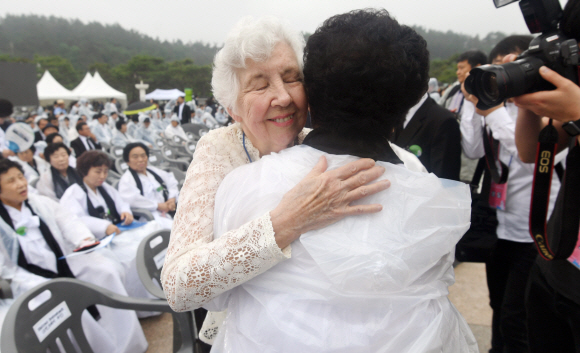 18일 광주 국립 5.18민주묘지에서 열린 ‘제38주년 5.18 민주화 운동 기념식’에서  5.18의 진실을 해외에 알리기 위해 노력했던 고(故) 찰스 베츠 헌틀리 목사의 부인 마사 헌틀리 여사가 5.18 유가족을 안아주고 있다. 2018. 05. 18 박윤슬 기자 seul@seoul.co.kr