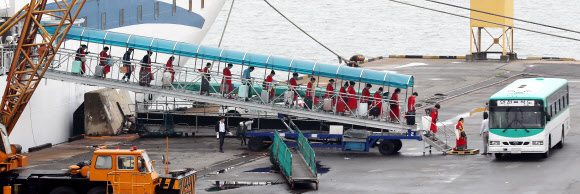 하선하는 단체 유커