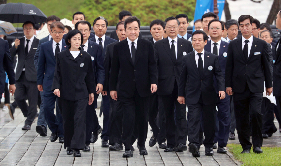 5.18 민주화운동 38주년 기념식이 18일 오전 광주 북구 운정동 국립 5.18민주묘지에서 열렸다. 이낙연 국무총리 등이 행사장에 입장하고 있다.. 2018. 05. 18 박윤슬 기자 seul@seoul.co.kr