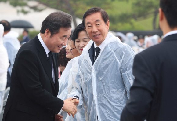 5.18 민주화운동 38주년 기념식이 18일 오전 광주 북구 운정동 국립 5.18민주묘지에서 열렸다. 이낙연 국무총리가 행사장에 들어와 김성태 자유한국당 원내대표와 인사하고 있다. 2018. 05. 18 박윤슬 기자 seul@seoul.co.kr