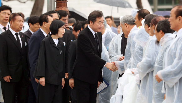 5.18 민주화운동 38주년 기념식이 18일 오전 광주 북구 운정동 국립 5.18민주묘지에서 열렸다. 이낙연 국무총리가 행사장에 들어와 참석자들과 인사하고 있다. 2018. 05. 18 박윤슬 기자 seul@seoul.co.kr