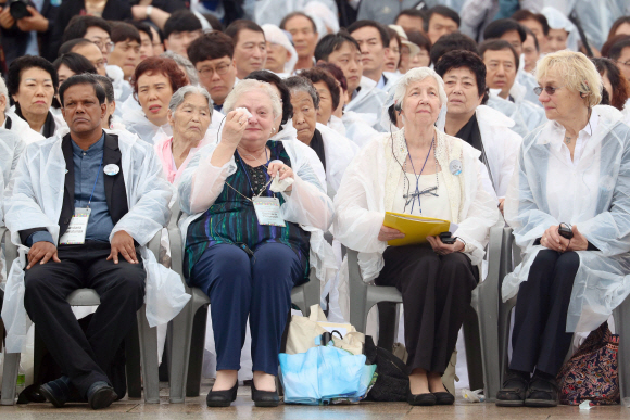 5.18 민주화운동 38주년 기념식이 18일 오전 광주 북구 운정동 국립 5.18민주묘지에서 열렸다. 1980년 5월 항쟁을 목격하고 증언한 바바라 피터슨(왼쪽 둘째)이 추모공연을 보며 눈물을 흘리고 있다. 오른쪽부터 독일 기자 위르겐 힌츠페터의 부인 에델트라우트 브람슈타트, 마사 헌틀리. 2018. 05. 18 박윤슬 기자 seul@seoul.co.kr