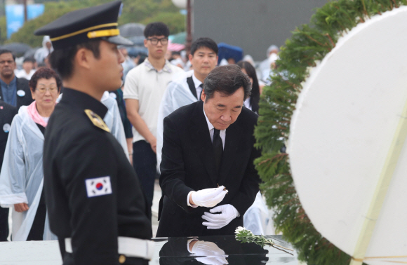 5.18 민주화운동 38주년 기념식이 18일 오전 광주 북구 운정동 국립 5.18민주묘지에서 열렸다. 이낙연 국무총리 등이 헌화 뒤 분향하고 있다. 2018. 05. 18 박윤슬 기자 seul@seoul.co.kr