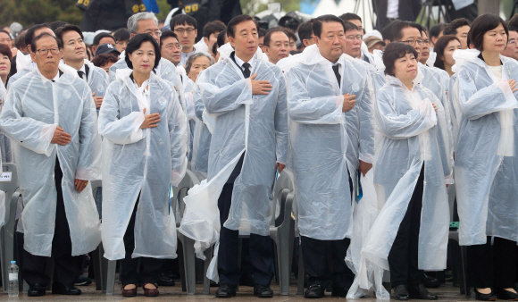 5.18 민주화운동 38주년 기념식이 18일 오전 광주 북구 운정동 국립 5.18민주묘지에서 열렸다. 이낙연 국무총리 등 참석자들이 국기에 대한 경례를 하고 있다. 2018. 05. 18 박윤슬 기자 seul@seoul.co.kr