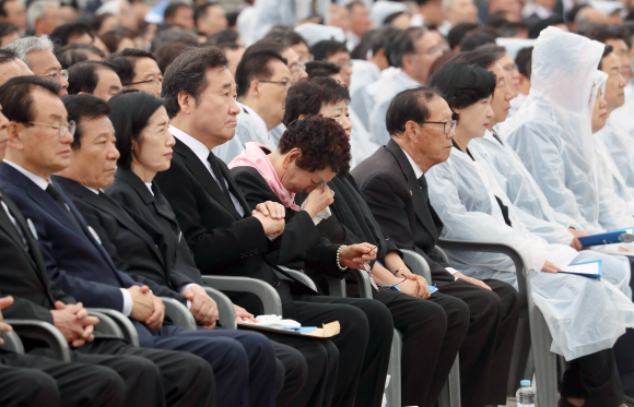 5.18 민주화운동 38주년 기념식이 18일 오전 광주 북구 운정동 국립 5.18민주묘지에서 열렸다. 참석자들이 5.18 당시 행방불명된 이창현군(당시 7살)과 아버지 이귀복(82. 오른쪽 여섯째 안경쓴 이)씨의 사연을 ‘씨네라마’ 형식으로 소개하는 기념공연을 보며 눈물을 훔치고 있다. 2018. 05. 18 박윤슬 기자 seul@seoul.co.kr