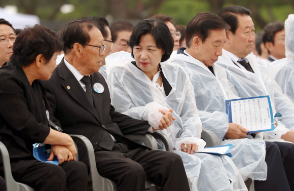 5.18 민주화운동 38주년 기념식이 18일 오전 광주 북구 운정동 국립 5.18민주묘지에서 열렸다. 추미애 더불어민주당 대표(왼쪽 셋째)가 5.18 당시 행방불명된 이창현군(당시 7살)과 아버지 이귀복(82)씨의 사연을 ‘씨네라마’ 형식으로 소개하는 기념공연을 본 뒤 이씨를 위로하고 있다. 2018. 05. 18 박윤슬 기자 seul@seoul.co.kr