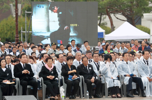 5.18 민주화운동 38주년 기념식이 18일 오전 광주 북구 운정동 국립 5.18민주묘지에서 열렸다. 참석자들이 5.18 당시 행방불명된 이창현군(당시 7살)과 아버지 이귀복(82. 앞줄 왼쪽 다섯째)씨의 사연을 ‘씨네라마’ 형식으로 소개하는 기념공연을 보고 있다. 2018. 05. 18 박윤슬 기자 seul@seoul.co.kr