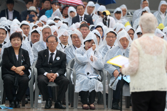 5.18 민주화운동 38주년 기념식이 18일 오전 광주 북구 운정동 국립 5.18민주묘지에서 열렸다. 참석자들이 1980년 5월 항쟁을 목격하고 증언한 마사 헌틀리의 기념사를 듣고 있다. 2018. 05. 18 박윤슬 기자 seul@seoul.co.kr