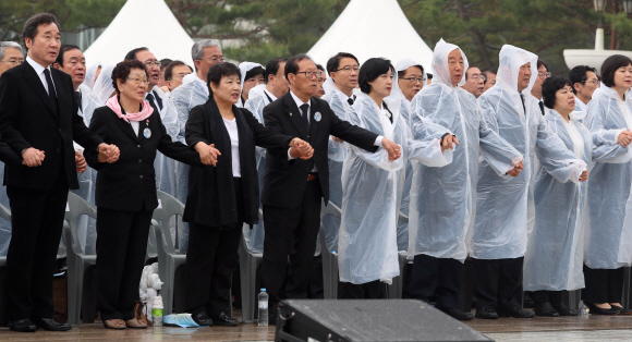 5.18 민주화운동 38주년 기념식이 18일 오전 광주 북구 운정동 국립 5.18민주묘지에서 열렸다. 참석자들이 임을 위한 행진곡을 함께 부르고 있다. 2018. 05. 18 박윤슬 기자 seul@seoul.co.kr
