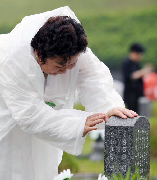 18일 광주 국립 5.18민주묘지에서 열린 ‘제38주년 5.18 민주화 운동 기념식’을 마친 뒤 유가족들이 고인의 묘 앞에서 오열하고 있다. 2018. 05. 18 박윤슬 기자 seul@seoul.co.kr