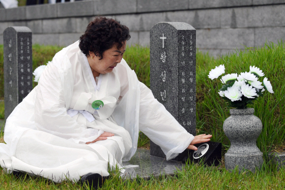 18일 광주 국립 5.18민주묘지에서 열린 ‘제38주년 5.18 민주화 운동 기념식’을 마친 뒤 유가족들이 고인의 묘 앞에서 오열하고 있다. 2018. 05. 18 박윤슬 기자 seul@seoul.co.kr