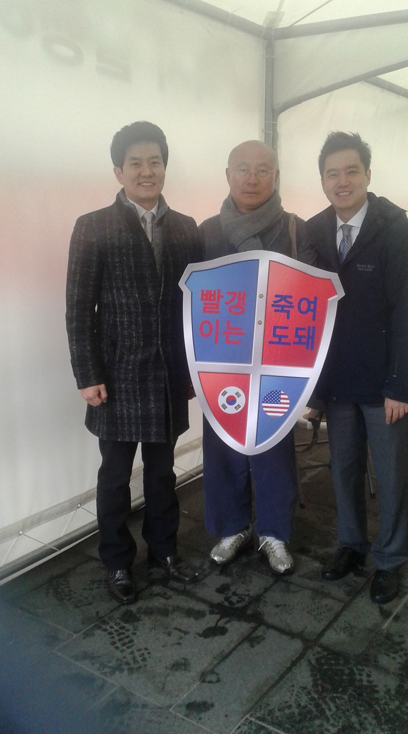 태극기집회에 참석했던 최대현(왼쪽) MBC 아나운서와 김세의(오른쪽) MBC 기자. ‘일베스님’으로 유명한 정한영(가운데)씨가 자신의 페이스북에 사진을 올렸다.
