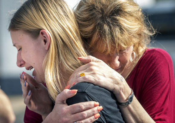 18일 미 텍사스 주 휴스턴 인근 소도시 산타페 있는 산타페 고교에서 17세 학생이 총기를 난사해 최소 10명이 사망했다. 2018.05.18 AP