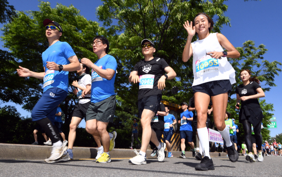 19일 서울 월드컵경기장 인근에서 열린 서울신문 하프마라톤 대회에 참석한 마라토너들이 코스를 달리고 있다. 2018.5.19 박지환기자 popocar@seoul.co.kr