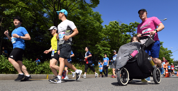 19일 서울 월드컵경기장 인근에서 열린 서울신문 하프마라톤 대회에 참석한 마라토너들이 코스를 달리고 있다. 2018.5.19 박지환기자 popocar@seoul.co.kr