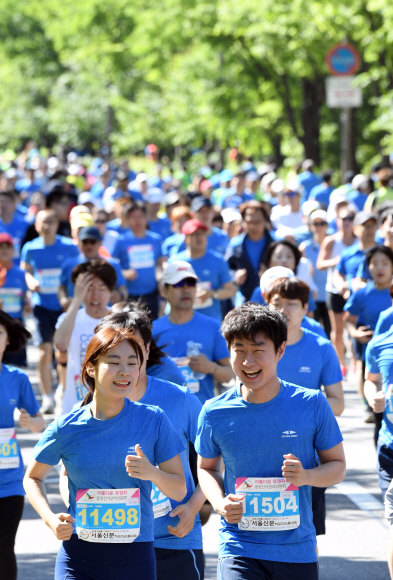19일 서울 마포구 상앙월드컵공원 주변에서 열린 서울신문 하프마라톤대회에 출전한 선수들이  역주를  하고  있다. 2018. 5. 19 정연호 기자 tpgod@seoul.co.kr