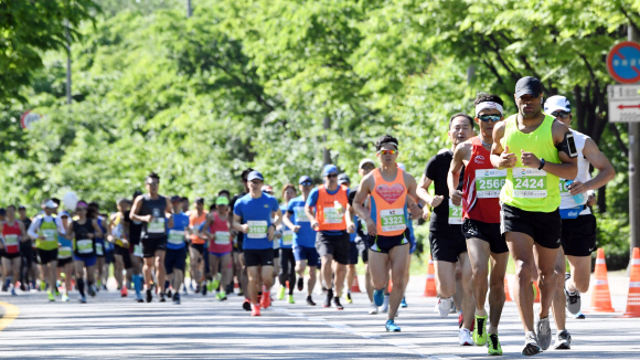 19일 서울 마포구 상앙월드컵공원 주변에서 열린 서울신문 하프마라톤대회에 출전한 선수들이  역주를  하고  있다. 2018. 5. 19 정연호 기자 tpgod@seoul.co.kr