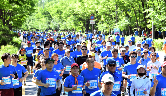 19일 서울 마포구 상앙월드컵공원 주변에서 열린 서울신문 하프마라톤대회에 출전한 선수들이  역주를  하고  있다. 2018. 5. 19 정연호 기자 tpgod@seoul.co.kr