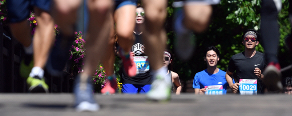 19일 서울 월드컵경기장 인근에서 열린 서울신문 하프마라톤 대회에 참석한 마라토너들이 코스를 달리고 있다. 2018.5.19 박지환기자 popocar@seoul.co.kr