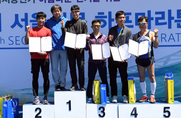 2018 서울신문 하프마라톤 남자 10km 단체사진  2018. 5. 19 정연호 기자 tpgod@seoul.co.kr