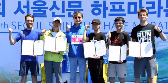 2018 서울신문 하프마라톤 남자하프 수상자 단체사진 2018. 5. 19 정연호 기자 tpgod@seoul.co.kr