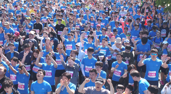 19일 서울 월드컵경기장 인근에서 열린 서울신문 하프마라톤 대회에 참석한 마라토너들이 달리기를 하고 있다.  2018.5.19 박지환기자 popocar@seoul.co.kr