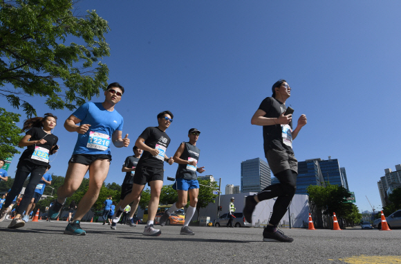 19일 서울 월드컵경기장 인근에서 열린 서울신문 하프마라톤 대회에 참석한 마라토너들이 코스를 달리고 있다. 2018.5.19 박지환기자 popocar@seoul.co.kr