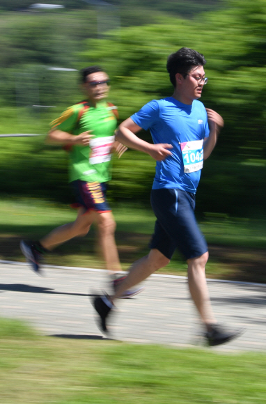19일 서울 월드컵경기장 인근에서 열린 서울신문 하프마라톤 대회에 참석한 마라토너들이 코스를 달리고 있다. 2018.5.19 박지환기자 popocar@seoul.co.kr