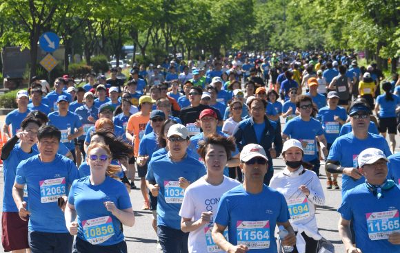 19일 서울 월드컵경기장 인근에서 열린 서울신문 하프마라톤 대회에 참석한 마라토너들이 코스를 달리고 있다. 2018.5.19 박지환기자 popocar@seoul.co.kr