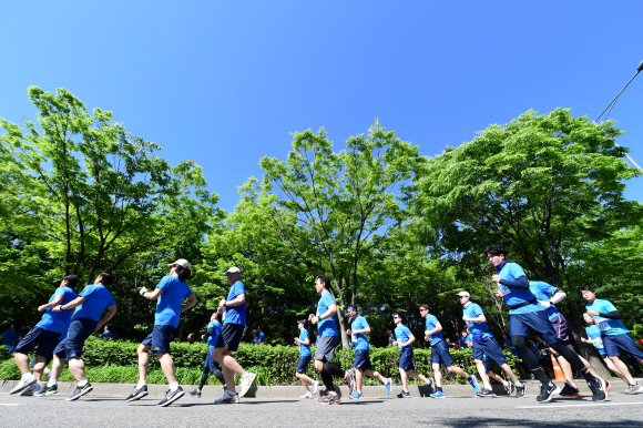 19일 서울 마포구 상앙월드컵공원 주변에서 열린 서울신문 하프마라톤대회에 출전한 선수들이  역주를  하고  있다. 2018. 5. 19 정연호 기자 tpgod@seoul.co.kr