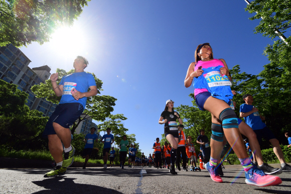 19일 서울 마포구 상앙월드컵공원 주변에서 열린 서울신문 하프마라톤대회에 출전한 선수들이  역주를  하고  있다. 2018. 5. 19 정연호 기자 tpgod@seoul.co.kr