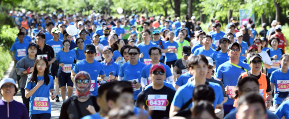 19일 서울 마포구 상앙월드컵공원 주변에서 열린 서울신문 하프마라톤대회에 출전한 선수들이  역주를  하고  있다. 2018. 5. 19 정연호 기자 tpgod@seoul.co.kr