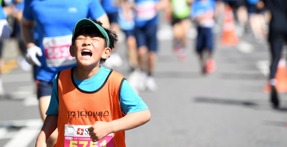 19일 서울 마포구 상앙월드컵공원 주변에서 열린 서울신문 하프마라톤대회에 출전한 선수들이  역주를  하고  있다. 2018. 5. 19 정연호 기자 tpgod@seoul.co.kr