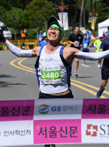 19일 서울 상암동 월드컵공원에서 열린  제17회 서울신문 하프마라톤대회.하프 남자 1위 손철  2018.5.19 이호정 전문기자 hojeong@seoul.co.kr