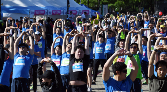 19일 서울 마포구 상앙월드컵공원 주변에서 열린 서울신문 하프마라톤대회에 출전한 선수들이  출발전 준비운동을 하고  있다. 2018. 5. 19 정연호 기자 tpgod@seoul.co.kr