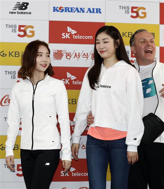 나란히 퇴장하는 김연아-최다빈