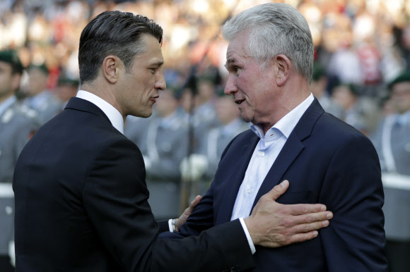 니코 코바치(왼쪽) 프랑크푸르트 감독이 20일 바이에른 뮌헨과의 독일축구협회(DFB)컵 결승에서 유프 하인케스 감독을 만나 가볍게 인사를 나누고 있다. 베를린 AP 연합뉴스 