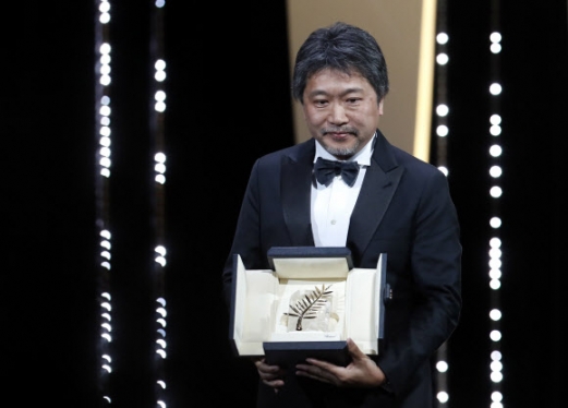 19일(현지시간) 프랑스 칸국제영화제에서 황금종려상을 수상한 일본 영화 ‘만비키 가족’의 고레에다 히로카즈 감독.<br>EPA 연합뉴스