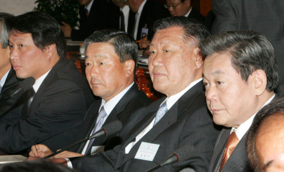 20일 LG그룹 구본무 회장이 숙환으로 별세했다.  사진은 2005년 청와대 ‘대.중소기업 상생협력대책 회의’ 모습. 오른쪽 부터 이건희 삼성회장, 정몽구 현대차회장, 구본무 LG회장,  최태원 SK회장.  연합뉴스 자료사진
