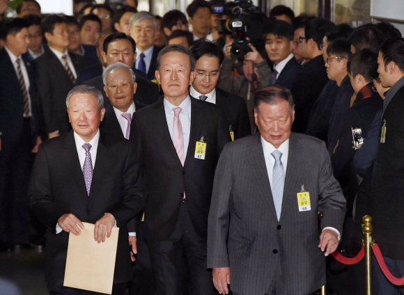 정몽구 현대자동차그룹회장, 구본무 LG대표이사, 이재용 삼성전자 부회장 등 재계그룹 총수들이 6일 오전 서울 여의도 국회에서 열린 ‘박근혜 정부의 최순실 등 민간인에 의한 국정농단 의혹 사건 진상 규명을 위한 국정조사 특별위원회’에 출석하기 위해 들어서고 있다.2016.12.6  박지환기자 popocar@seoul.co.kr