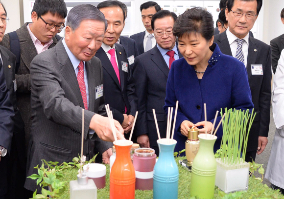 박근혜 대통령이 4일 오전 충북 청주시 오송읍 충북지식산업진흥원에서 열린 충북창조경제혁신센터를 시찰하고 있는 가운데 구본무회장이 전시 뷰티존에서 박대통령에게 최근 중국에서 가장인기가 높은 (후)라는 화장품에대해 설명하고 있다. 2015. 02. 04  안주영 jya@