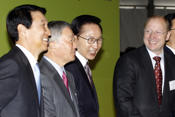 이명박 대통령이 6일 오전 충북 청원 오창과학산업단지내 LG화학 전기자동차용 배터리공장 준공식에 참석, 준공기념 버튼을 누르는 퍼포먼스를 한뒤 환하게 웃고 있다. 왼쪽부터 김반석 LG화학 부회장, 구본무 LG회장, 이 대통령, 스테판 걸스키 GM부회장. 2011. 4. 6  청와대사진기자단