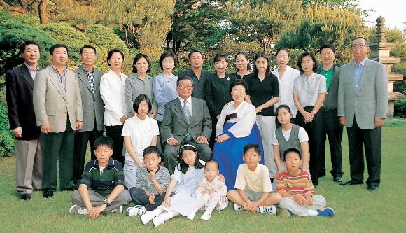 지난 1999년 구자경(가운데줄 왼쪽에서 두번째) 명예회장의 75회 생일을 맞아 가족들이 서울 성북동 구 명예회장 집에 모여 찍은 기념 사진.구 명예회장 오른쪽이 부인 하정임 여사다.뒷줄 왼쪽부터 3남 구본준 LG필립스LCD 부회장,2남 구본능 희성그룹 회장,맏사위 고 김화중. 장녀 구훤미. 왼쪽 여섯번째부터 차녀 구미정. 장남 구본무 LG회장. 부인 김영식. 오른쪽 끝은 둘째 사위 최병민 대한펄프 회장. 그 왼쪽은 4남 구본식 희성전자 사장.나머지 둘째 셋째 넷째 며느리와 손자.손녀들이다.