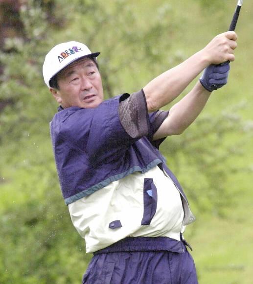 ‘필드의 신사’로 불리는 구본무 LG회장이 드라이버티샷을 하는 모습. s2002.09.19 최재원 스포츠서울 기자